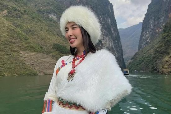 Thùy Tiên xin lỗi vì trang phục không phù hợp chụp hình tại Hà Giang