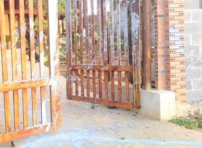 Một nhà báo bị đe dọa, khủng bố bằng đầu chó kẹp tối hậu thư-1