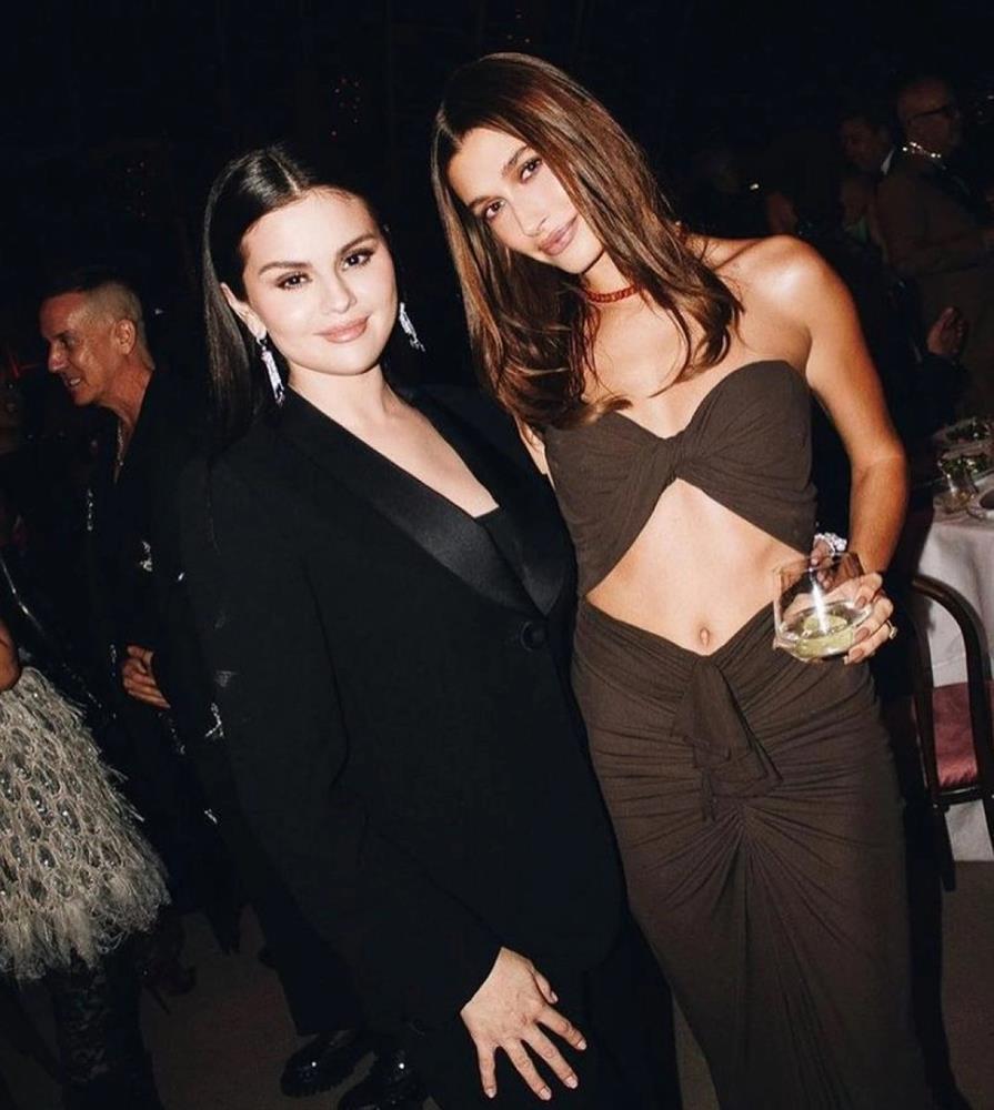 Selena Gomez nhận được lời cầu cứu từ vợ Justin Bieber-1
