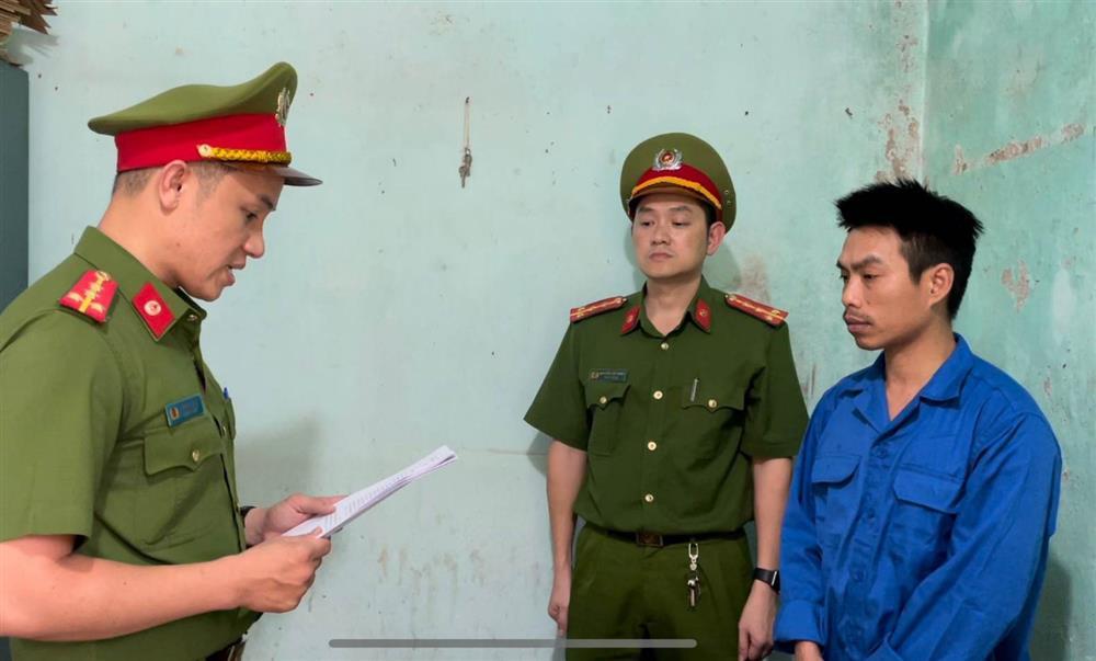 Khởi tố hai vợ chồng chạy xe SH làm xiếc trên đèo Hải Vân-1