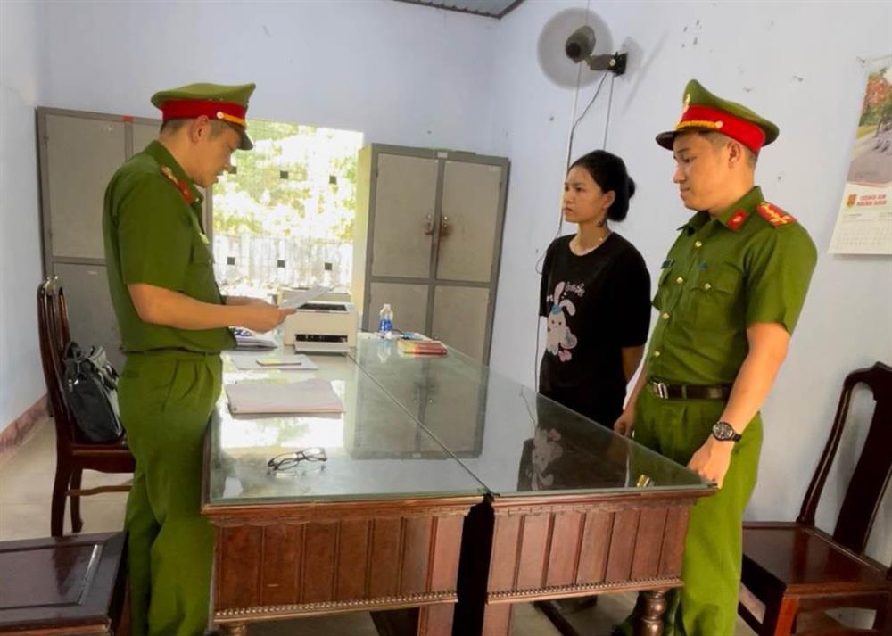 Khởi tố hai vợ chồng chạy xe SH làm xiếc trên đèo Hải Vân-2