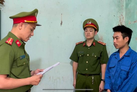 Khởi tố hai vợ chồng chạy xe SH 'làm xiếc' trên đèo Hải Vân