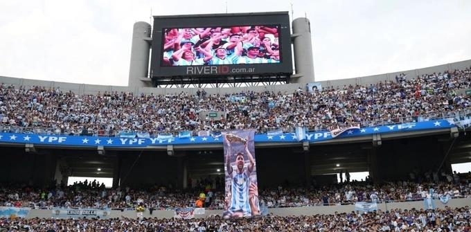 Nhận được sự tôn vinh đặc biệt, Messi nói lời cảm động-1