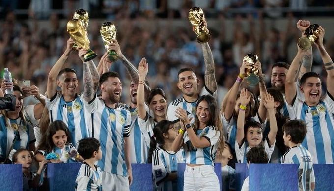 Nhận được sự tôn vinh đặc biệt, Messi nói lời cảm động-3