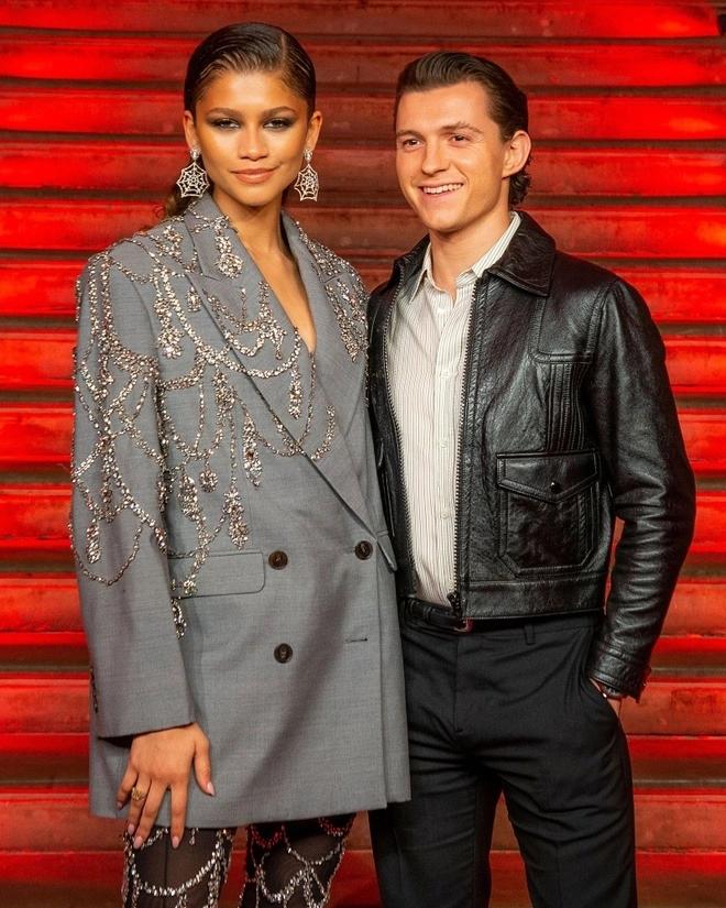 Zendaya đeo nhẫn đặc biệt, sắp về chung nhà với Tom Holland?-4