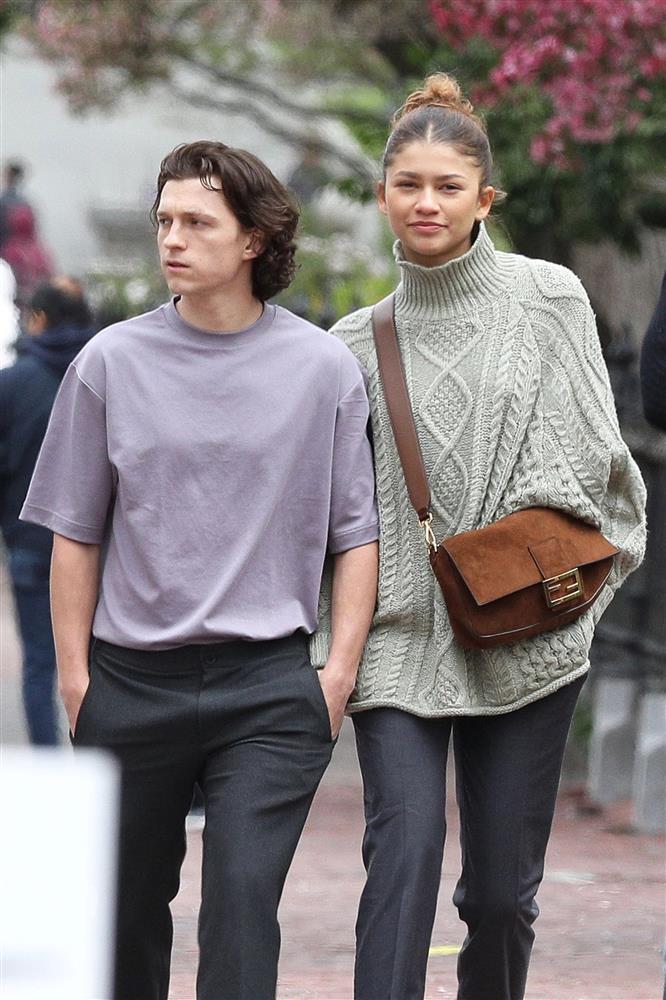 Zendaya đeo nhẫn đặc biệt, sắp về chung nhà với Tom Holland?-5