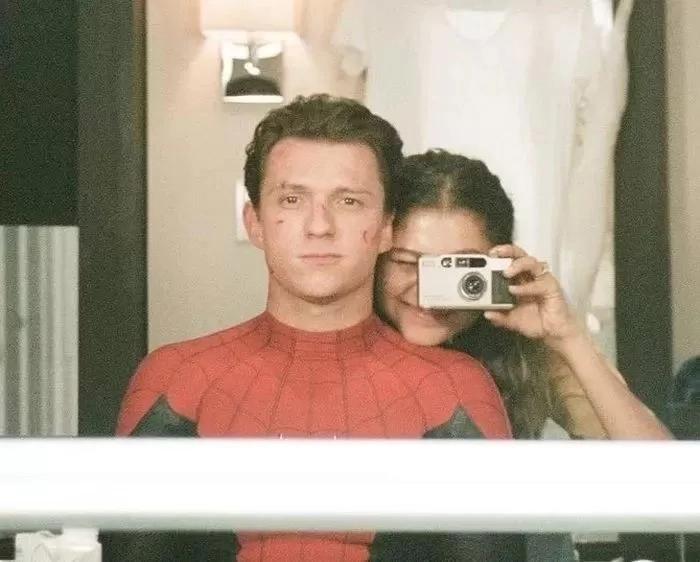 Zendaya đeo nhẫn đặc biệt, sắp về chung nhà với Tom Holland?-3