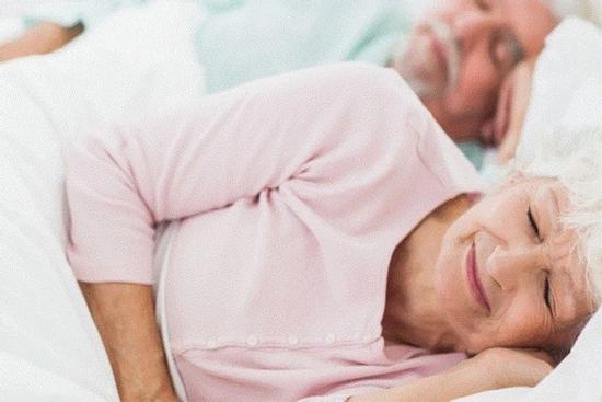 Cụ bà 60 tuổi hú như sói khi ngủ khiến chồng sợ hãi, hoảng hốt