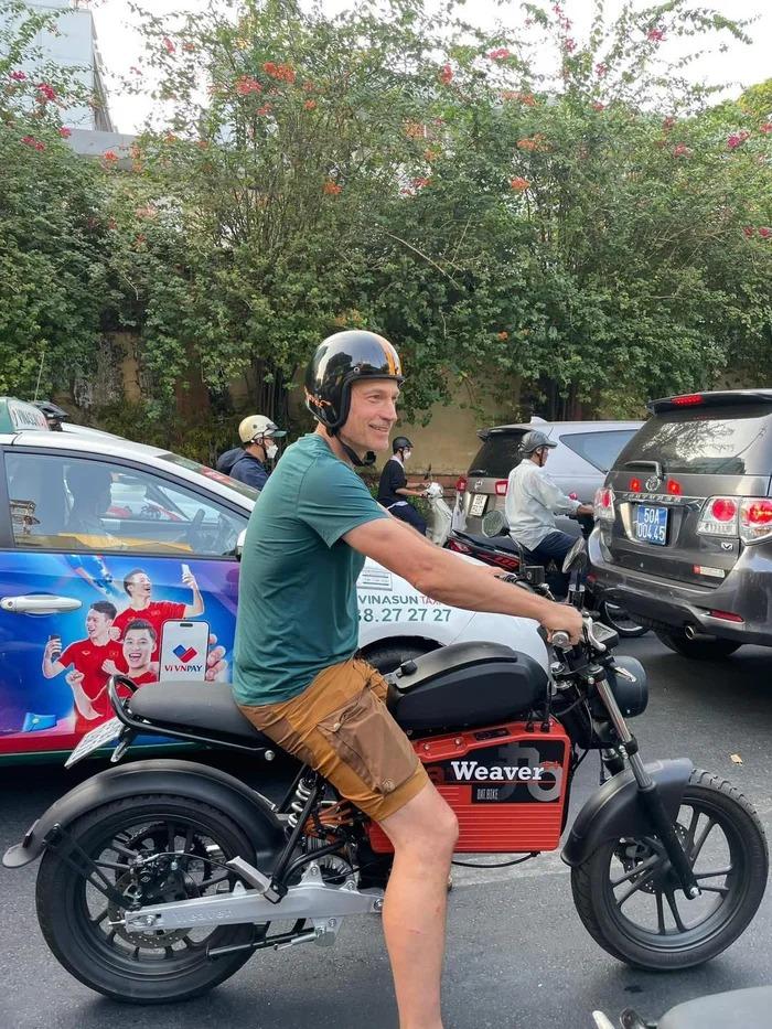 Bắt gặp ngôi sao Game of Thrones lái xe máy trên đường phố Việt Nam-1