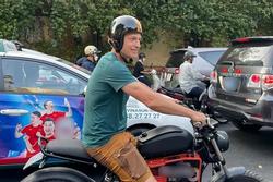 Bắt gặp ngôi sao 'Game of Thrones' lái xe máy trên đường phố Việt Nam