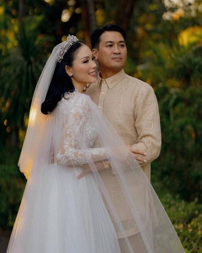 Váy cưới Hà Tăng và Linh Rin: Kiểu dáng tương đồng, xuất xứ khác biệt-1