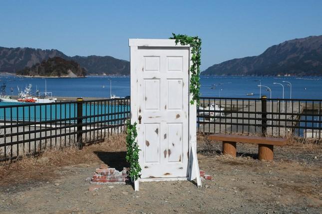Những cánh cửa từ Khóa Chặt Cửa Nào Suzume xuất hiện ngoài đời thực-3