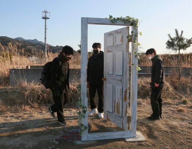 Những cánh cửa từ Khóa Chặt Cửa Nào Suzume xuất hiện ngoài đời thực-6