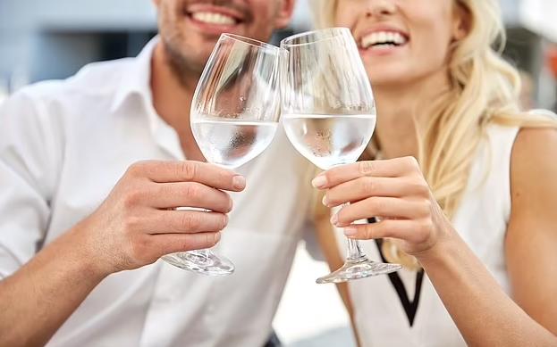 Cô dâu gây tranh cãi vì đãi khách bằng nước lọc-2