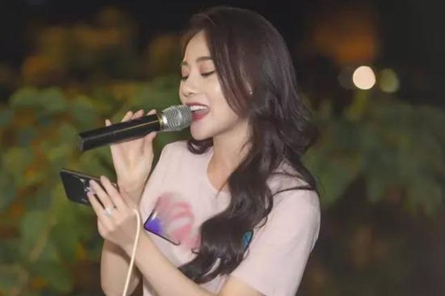Diễn viên VTV cầm mic: Khả Ngân được ủng hộ, Quỳnh Lương hát như đọc-4