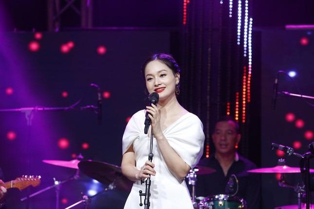 Diễn viên VTV cầm mic: Khả Ngân được ủng hộ, Quỳnh Lương hát như đọc-9