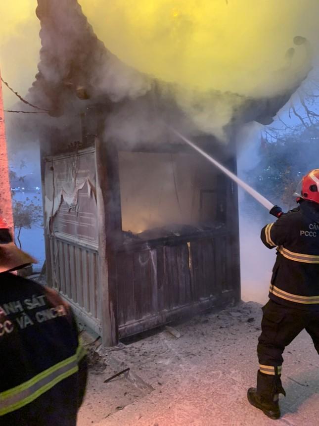 Hà Nội: Cháy bốt bán vé vào cầu Thê Húc-2