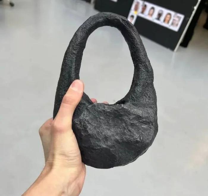 Cục đá đen nhìn giống đồ bỏ đi có giá gần 1 tỷ đồng-2