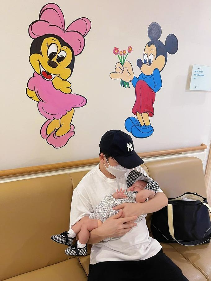 3 nhóc tỳ Vbiz chào đời đầu 2023, vài ngày tuổi đã chiếm sóng bố mẹ-8