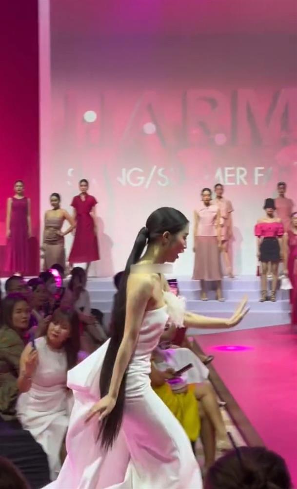 Lần đầu diễn vedette, Phương Nhi gặp ngay sự cố giống Thùy Tiên-4