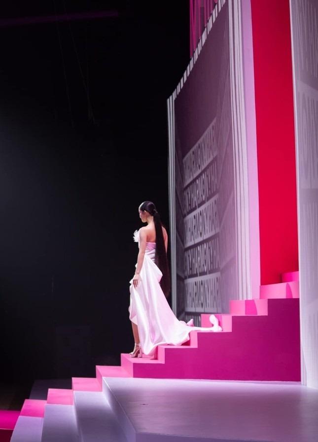 Lần đầu diễn vedette, Phương Nhi gặp ngay sự cố giống Thùy Tiên-6