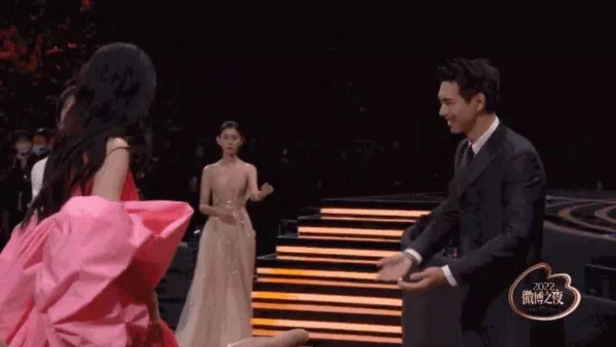 Lý Hiện nhận lời khen khi lên sân khấu với Địch Lệ Nhiệt Ba và Dương Tử-1