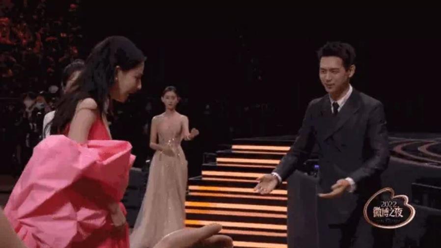 Lý Hiện nhận lời khen khi lên sân khấu với Địch Lệ Nhiệt Ba và Dương Tử-2