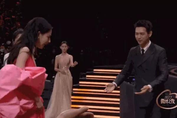 Dương Tử trong ảnh chưa chỉnh sửa: Lúc xinh tỏa sáng, lúc lộ di chứng dao kéo-9