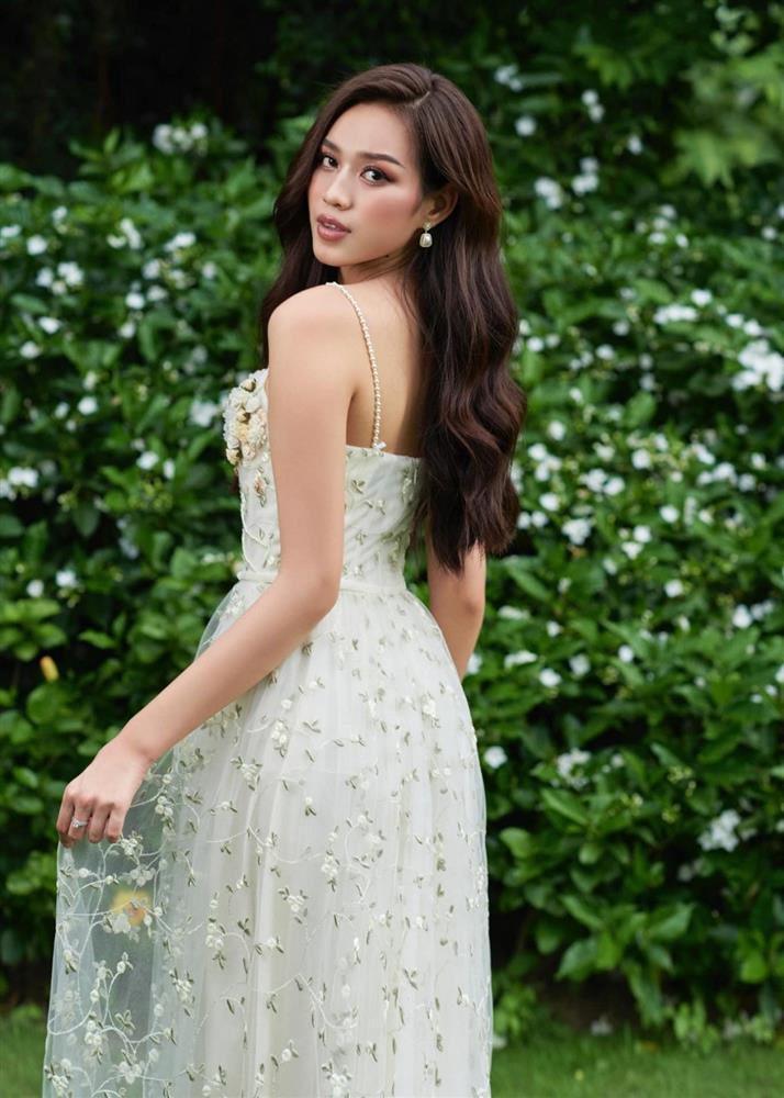 Hoa hậu Đỗ Thị Hà ngọt ngào, quyến rũ với sắc trắng tinh khôi-1