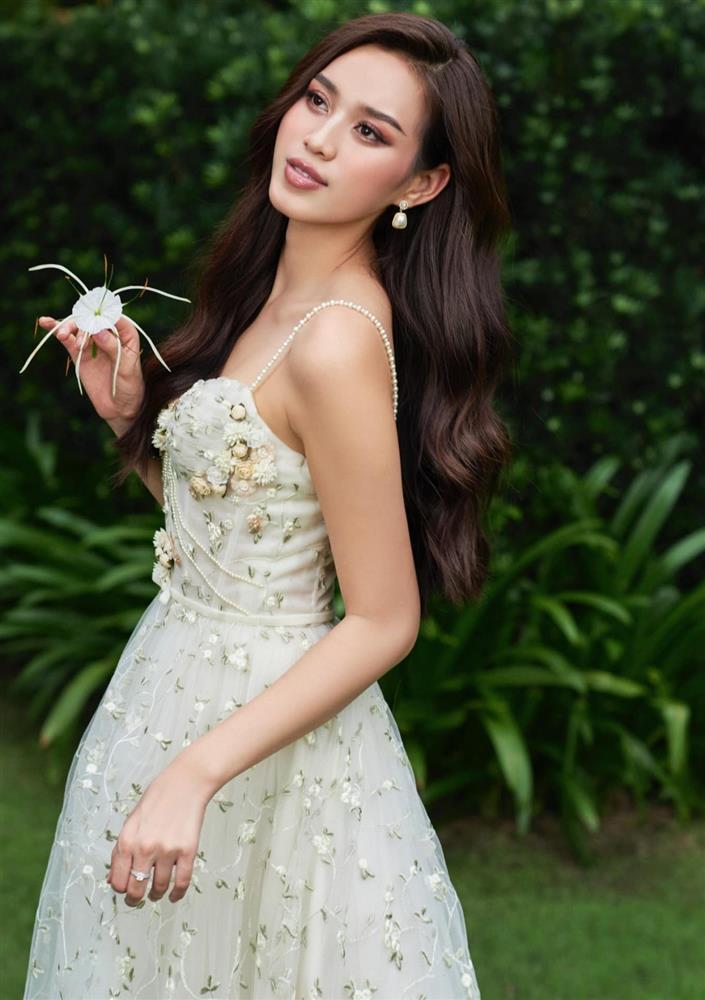 Hoa hậu Đỗ Thị Hà ngọt ngào, quyến rũ với sắc trắng tinh khôi-3