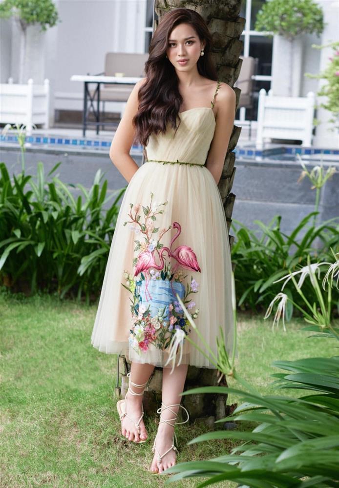 Hoa hậu Đỗ Thị Hà ngọt ngào, quyến rũ với sắc trắng tinh khôi-6