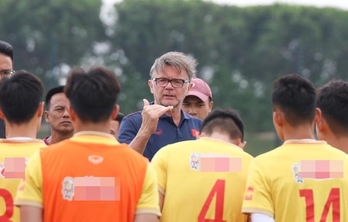 HLV Philippe Troussier: Tôi chịu trách nhiệm về các trận thua-1