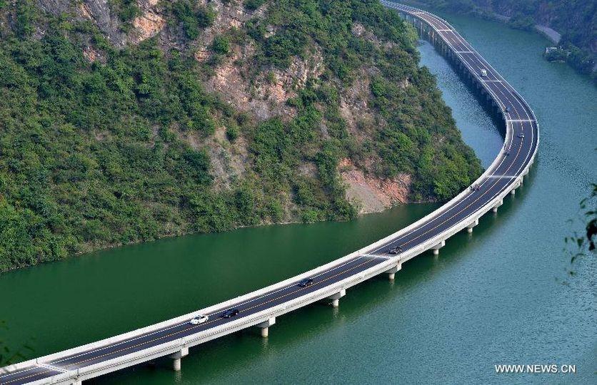 Khám phá xa lộ giữa sông được mệnh danh đẹp nhất Trung Quốc-1