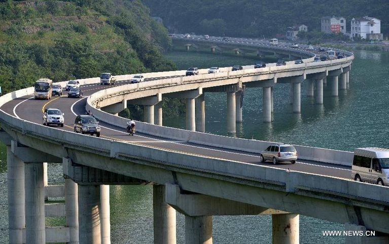 Khám phá xa lộ giữa sông được mệnh danh đẹp nhất Trung Quốc-2