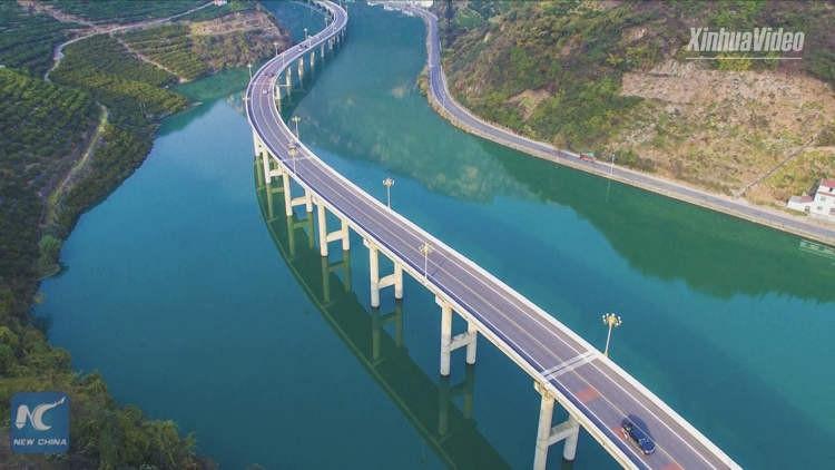 Khám phá xa lộ giữa sông được mệnh danh đẹp nhất Trung Quốc-3