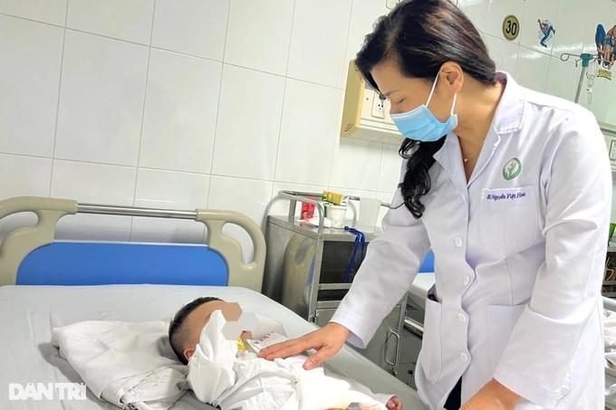 Hà Nội: Bé gái xinh như búp bê lại hóa bé trai-1