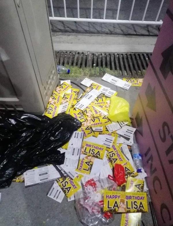 Fan phẫn nộ vì BTC concert BLACKPINK tịch thu, vứt banner của Lisa dưới đất-1