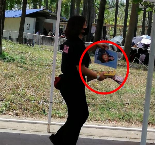 Fan phẫn nộ vì BTC concert BLACKPINK tịch thu, vứt banner của Lisa dưới đất-5