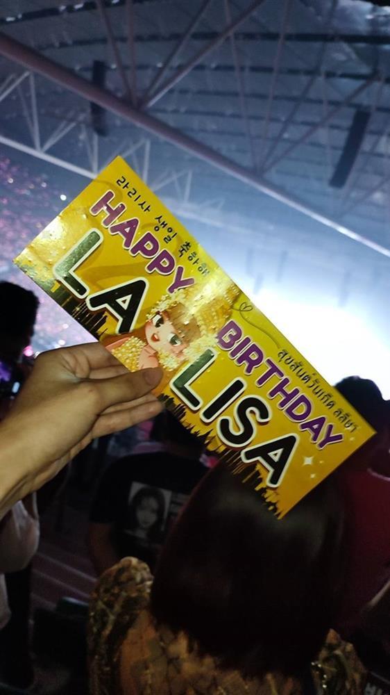 Fan phẫn nộ vì BTC concert BLACKPINK tịch thu, vứt banner của Lisa dưới đất-7