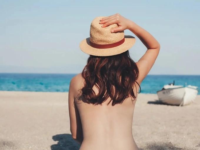 Thành phố mở tiệc ăn mừng khi phụ nữ được để ngực trần tới bể bơi-2