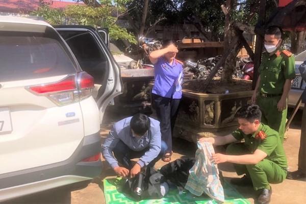 Khởi tố người đàn ông lái ô tô chạy quá tốc độ, giật bảng tên CSGT-1