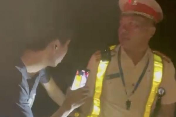 Cảnh sát giao thông xử phạt người phụ nữ đi xe đạp vi phạm nồng độ cồn-2