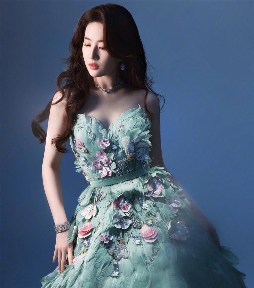 Lưu Diệc Phi gây tranh cãi vì khác xa ảnh photoshop khi diện đồ hở vai-2