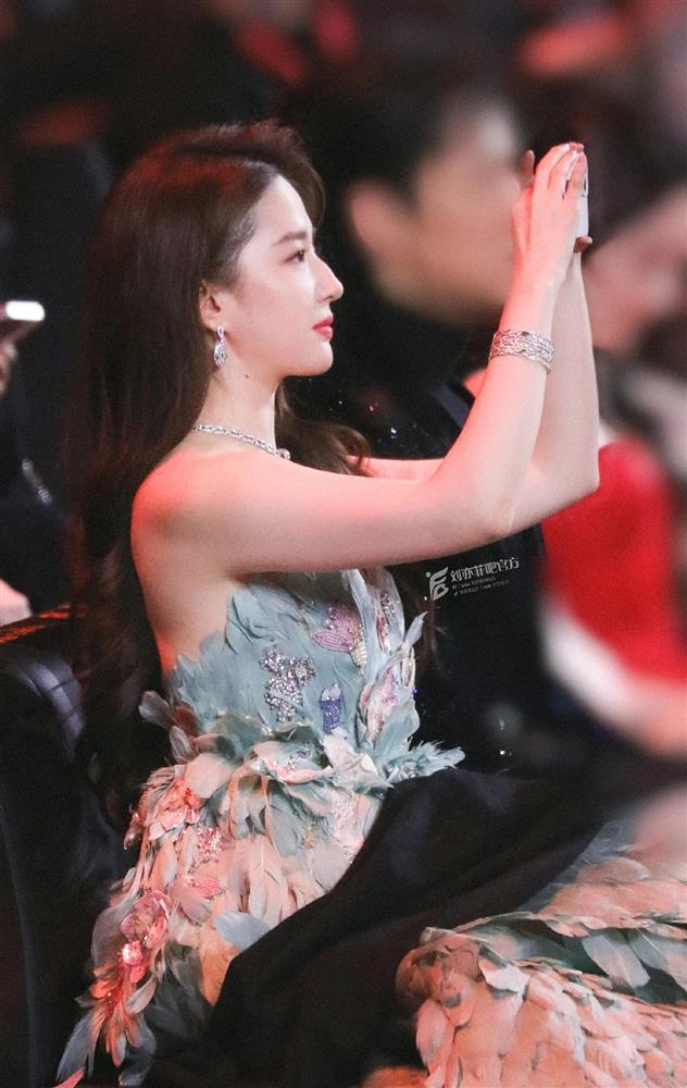 Lưu Diệc Phi gây tranh cãi vì khác xa ảnh photoshop khi diện đồ hở vai-4