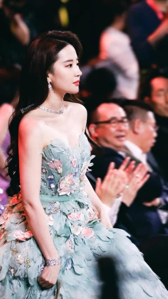 Lưu Diệc Phi gây tranh cãi vì khác xa ảnh photoshop khi diện đồ hở vai-5