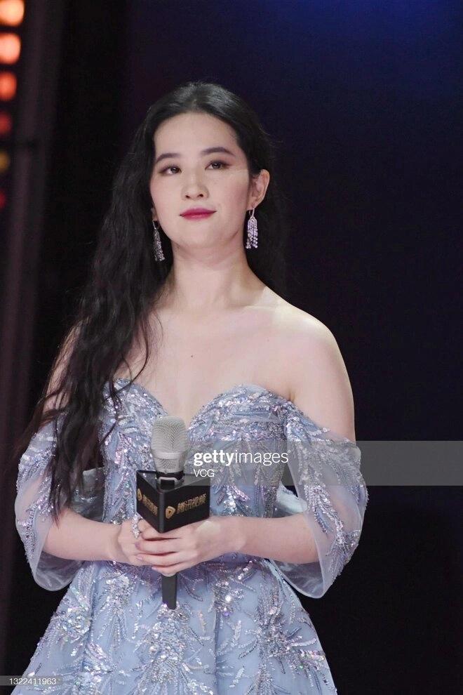 Lưu Diệc Phi gây tranh cãi vì khác xa ảnh photoshop khi diện đồ hở vai-7