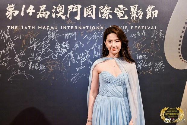 Lưu Diệc Phi gây tranh cãi vì khác xa ảnh photoshop khi diện đồ hở vai-9