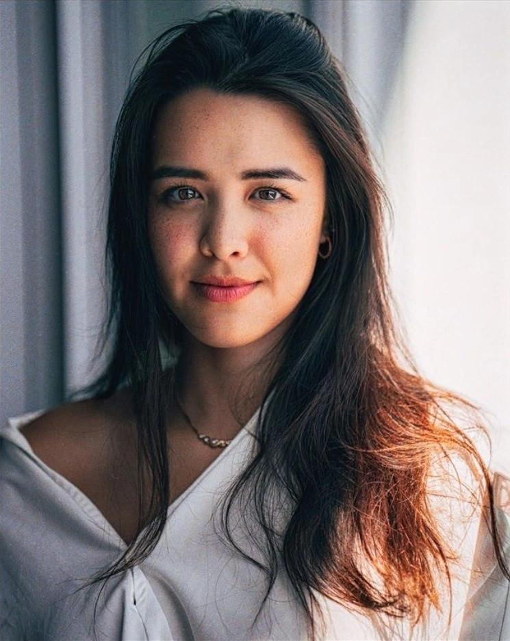 Con gái Chung Lệ Đề bị chỉ trích vì thay đồ ngay trong livestream-2