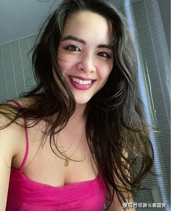 Con gái Chung Lệ Đề bị chỉ trích vì thay đồ ngay trong livestream-3