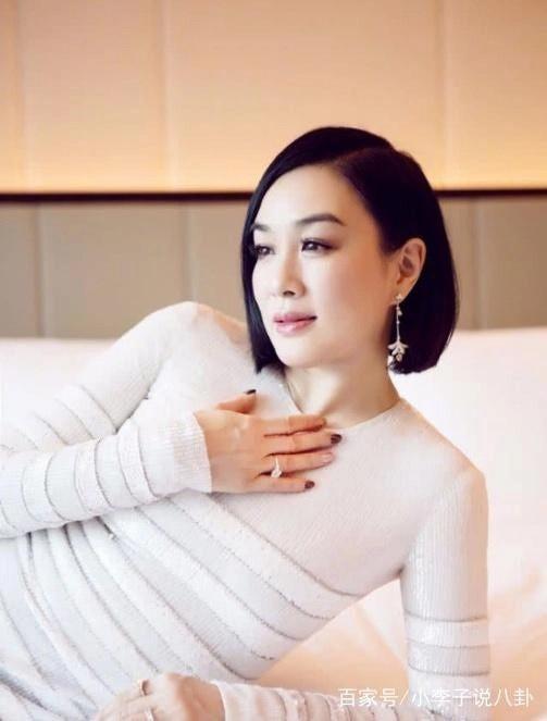 Con gái Chung Lệ Đề bị chỉ trích vì thay đồ ngay trong livestream-5